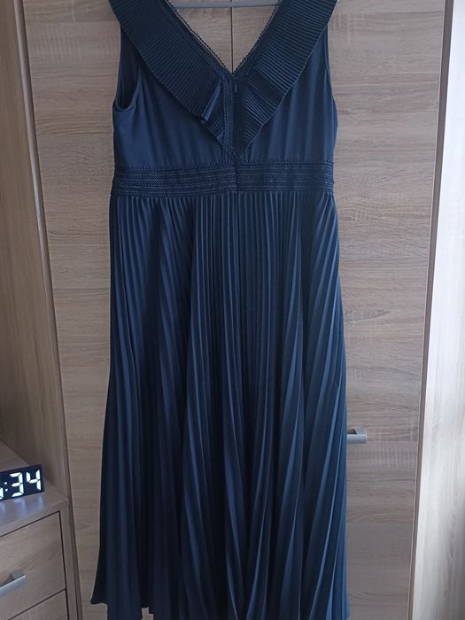 Śliczna elegancka długa plisowana sukienka