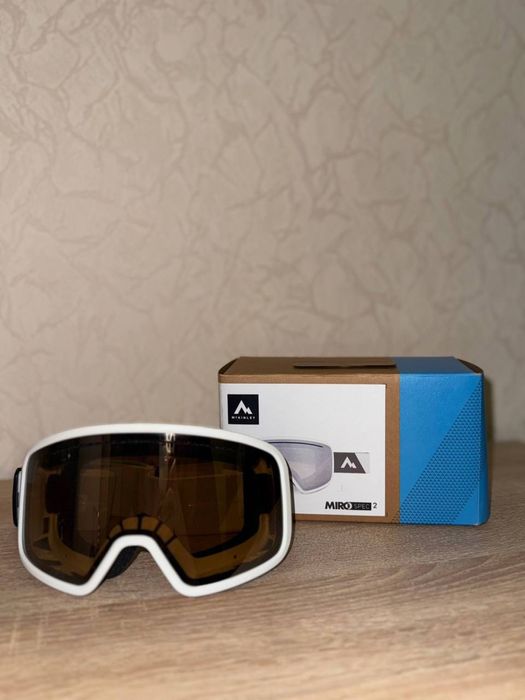 Продам лижні окуляри  Вдягала 2 рази,тому стан ідеальний  1000 грн