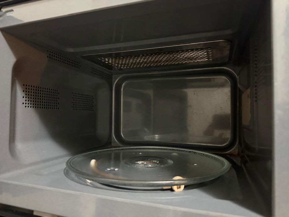 Microondas com grill e forno com espeto giratorio