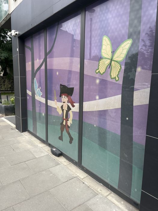 Naklejanie reklam na witrynach sklepowych