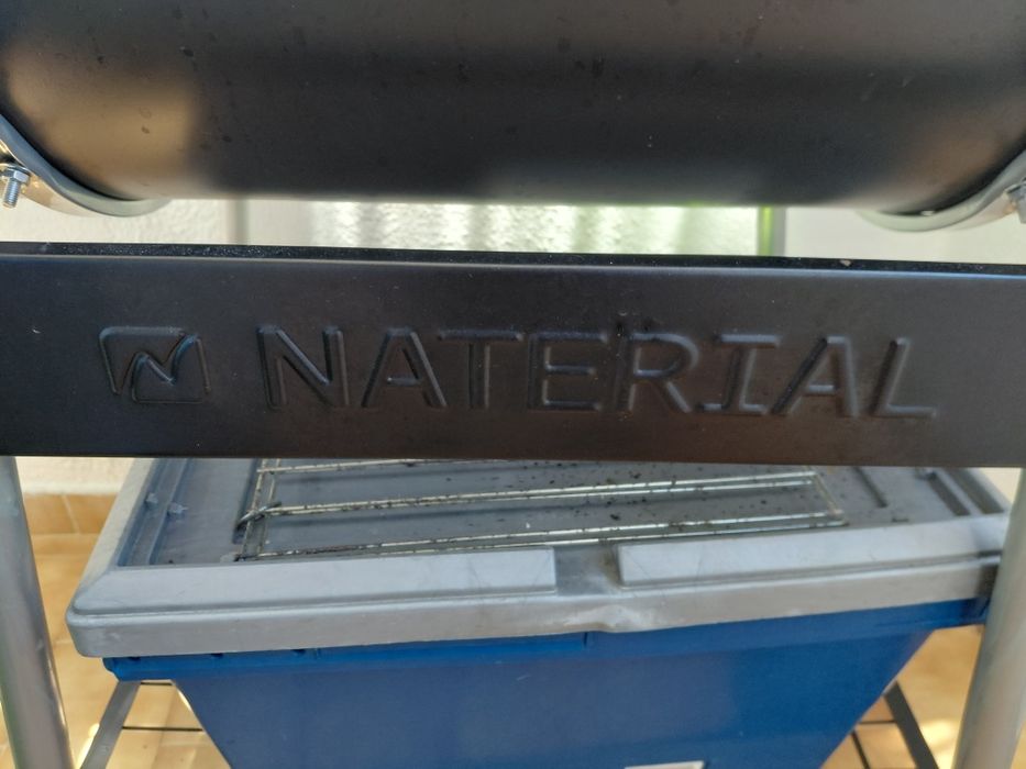 Barbecue a carvão usado uma vez