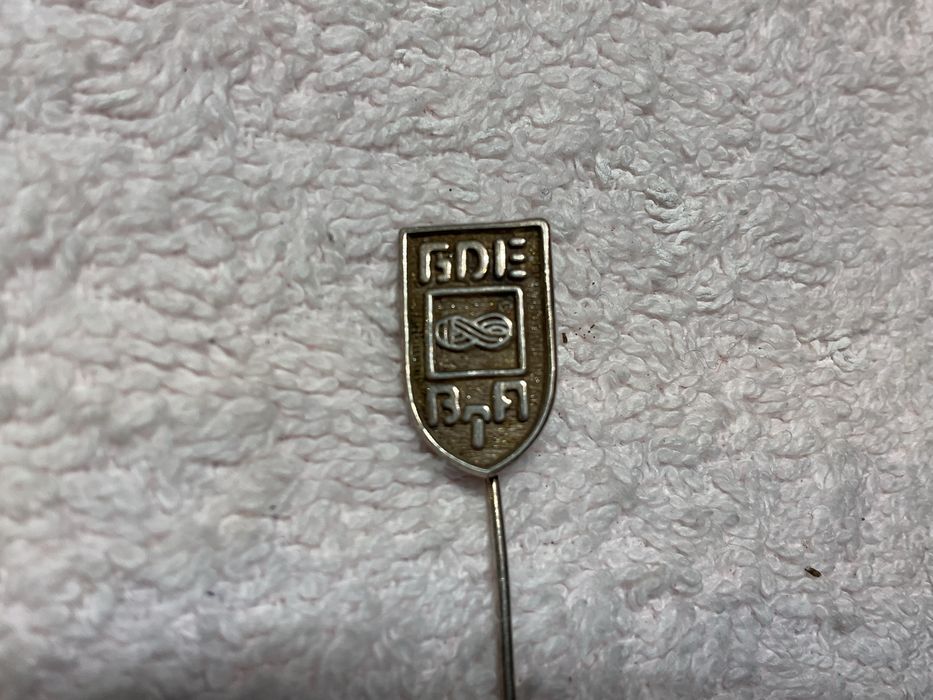 Pin em prata do Grupo Desportivo E. Banco Totta e Açores