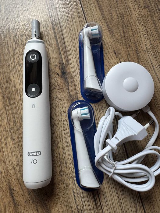Szczoteczka do zębów Oral-B IO8 biała