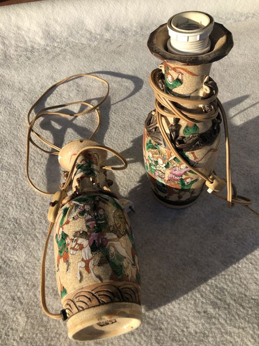 Conjunto de candeeiros antigos com figuras chinesas
