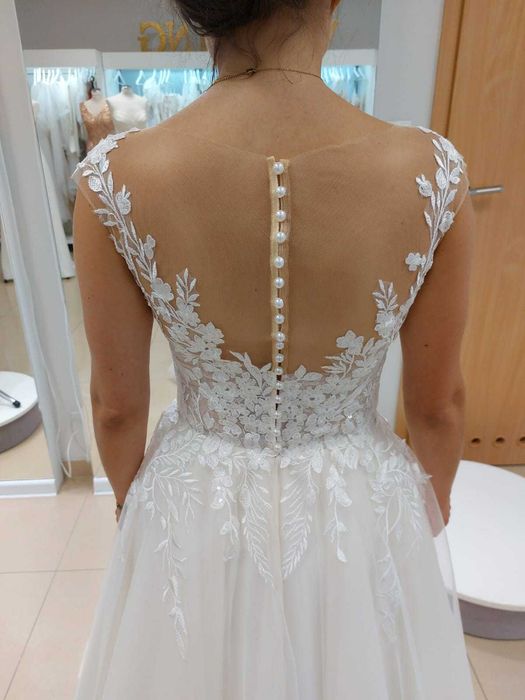 Suknia ślubna typu księżniczka – mały rozmiar + welon gratis