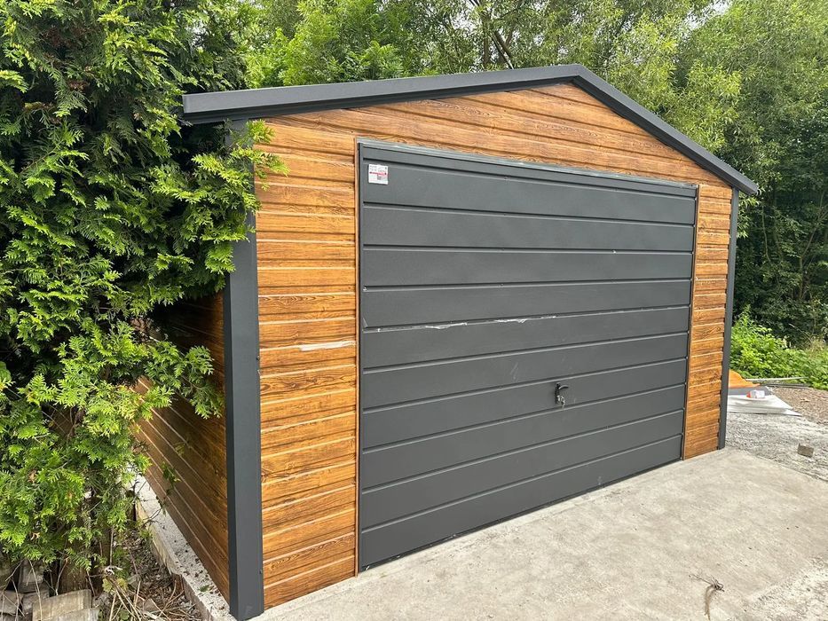 Garaż jednostanowiskowy 4x6 m - Dach dwuspadowy, Brama uchylna, Drewno