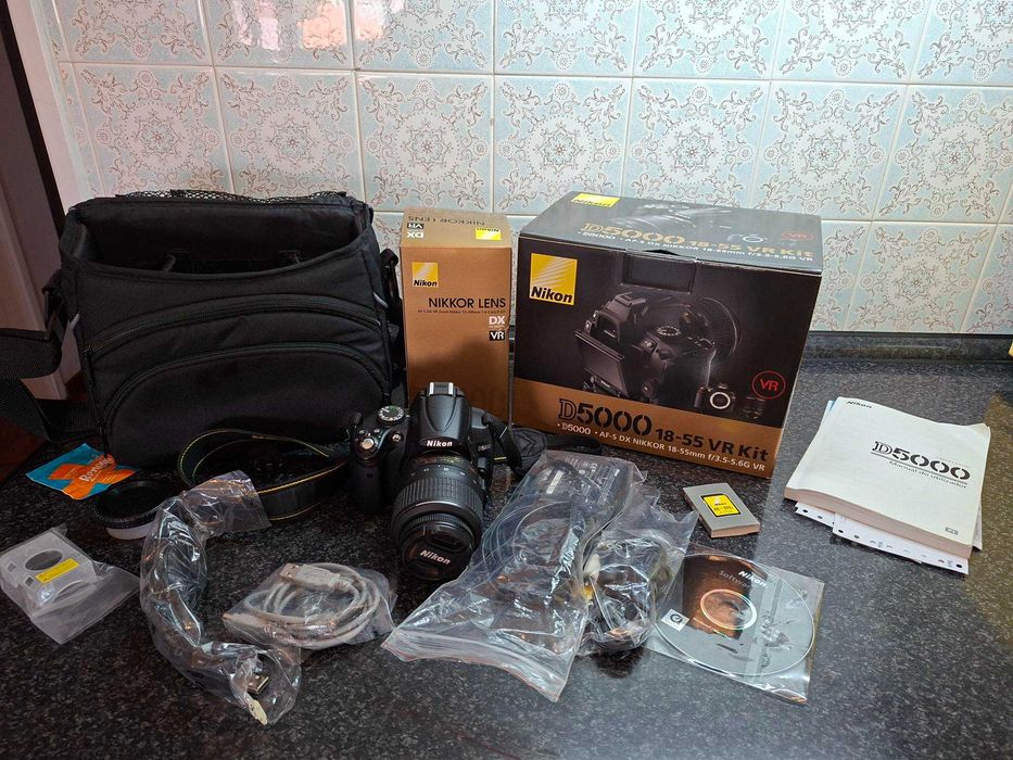 Nikon D5000 + Kit Duplo de Lentes (18-55mm VR + 55-200mm VR) — Como Nova, Completa