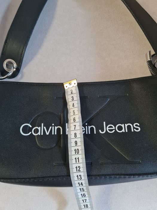 Czarna mała torebka do ręki na ramię