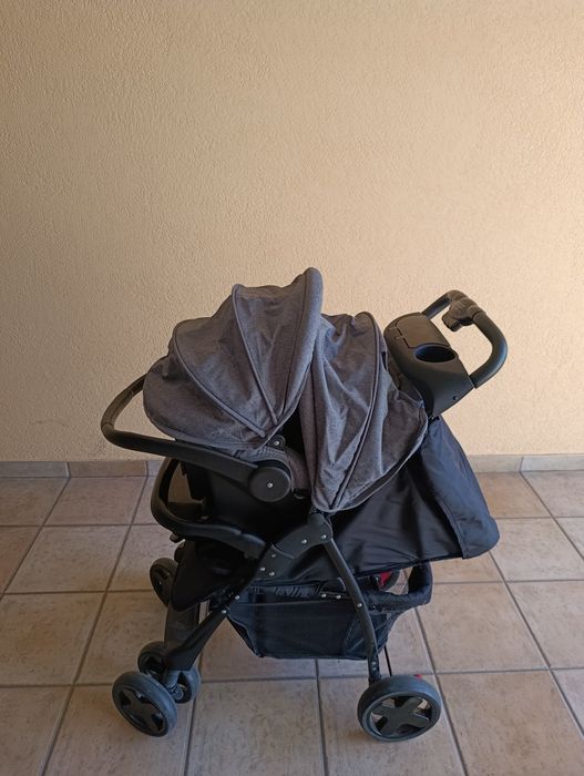 Carrinho de bebê com ovo