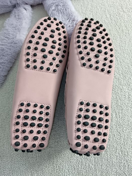 Pudrowo różowe skórzane mokasyny