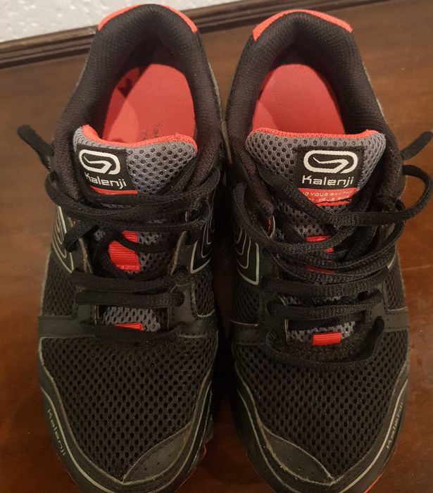 Tenis de senhora pretos e vermelhos 10€