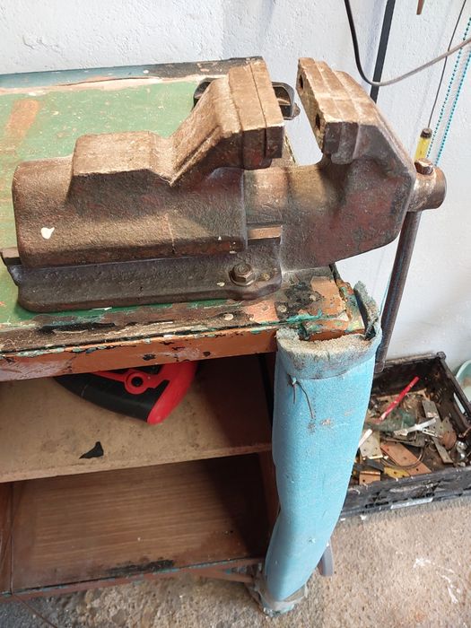 Stół narzędziowy z imadłem / zestaw/