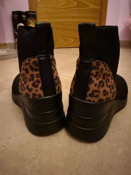 Botas em tecido pretas