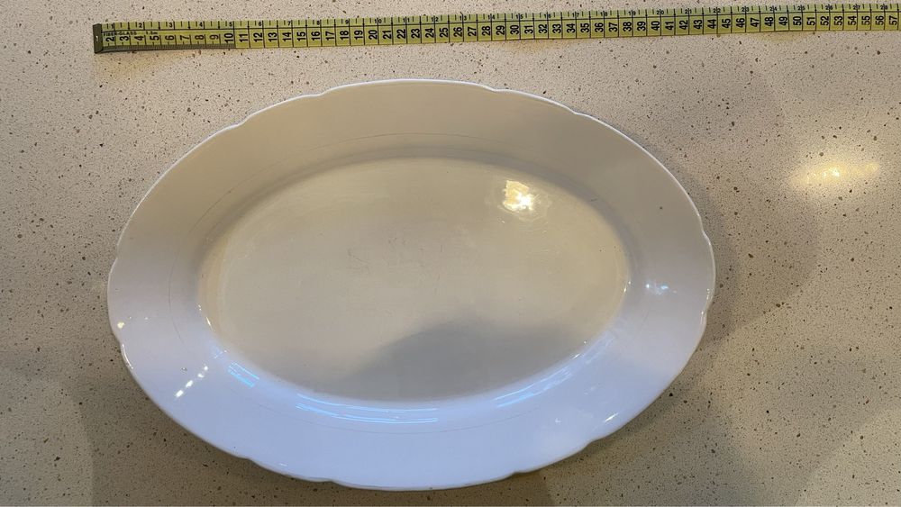 Varios pratos e travessas