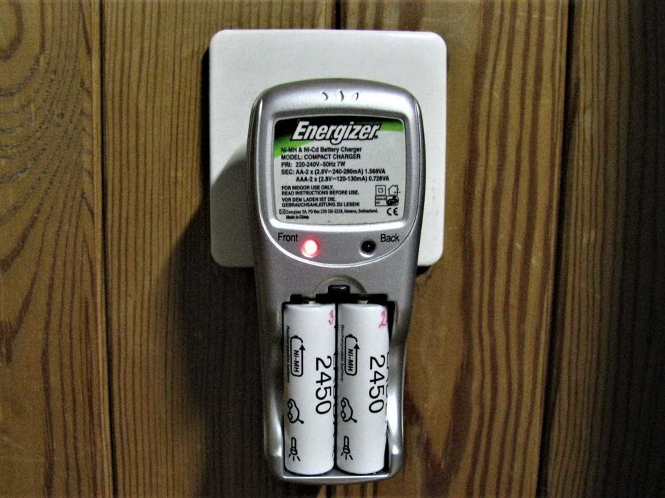 J. Nowa ŁADOWARKA ENERGIZER akumulator. paluszków 2x AA i 2x AAA mocna