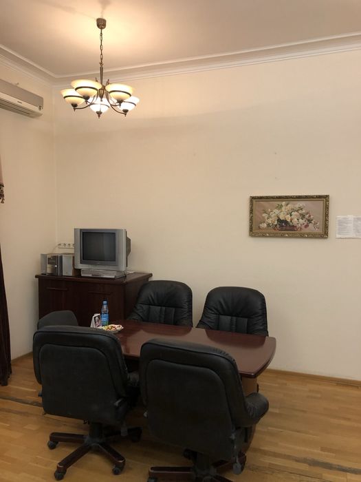 Офісні меблі, люстри та крісла