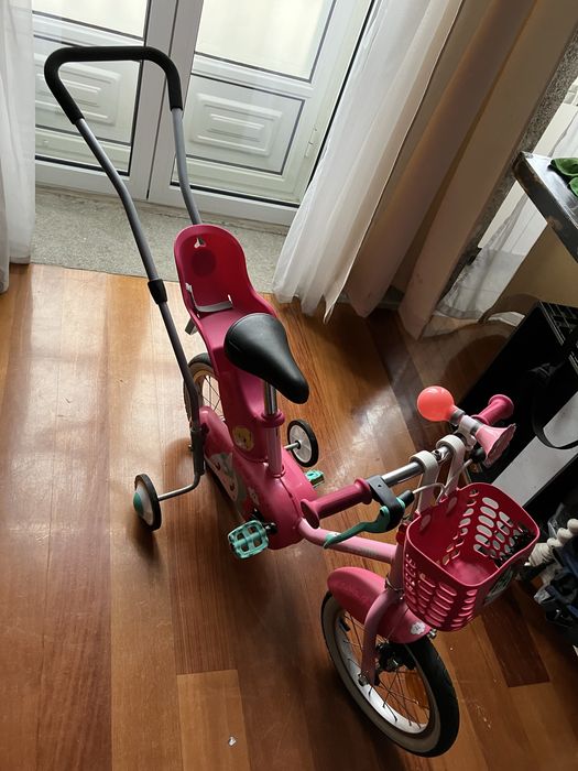 Bicicleta crianca rosa de aprendizagem