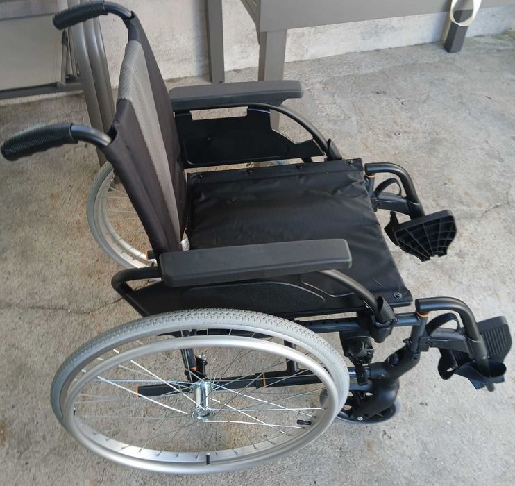 Cadeira de rodas Breezy Premium – praticamente nova