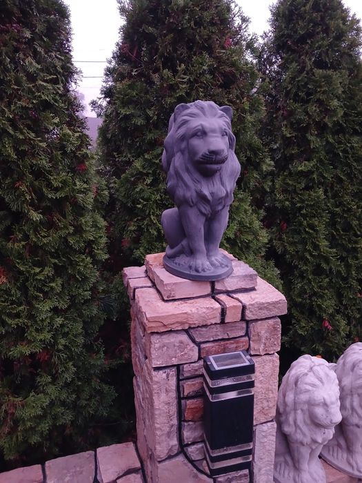 Фігура лева бетонна