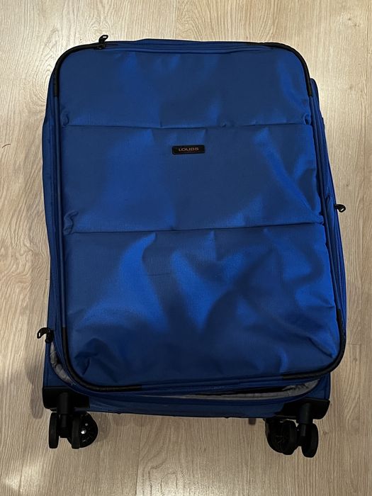 Валіза на колесах синього кольору