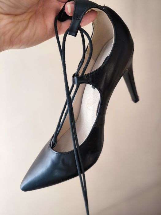 VICES czarne wiązane szpilki na kostce / łydce 39