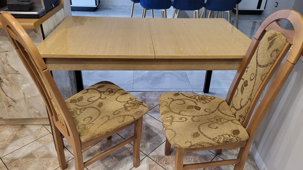 Stół do jadalni.dwa krzesła.