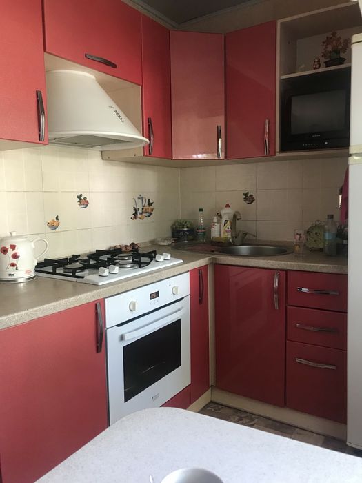 Продам хорошую кухню с техникой. Цвета коралла с серебром.