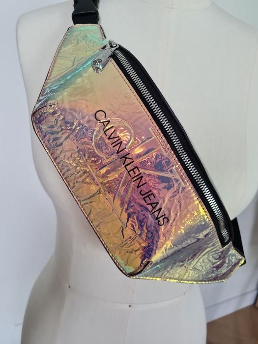 Miesiąca się wieloma kolorami nerka Calvin Klein