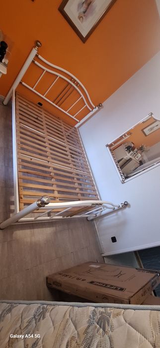 Vendo cama de ferro em bom estado com estrado incluído