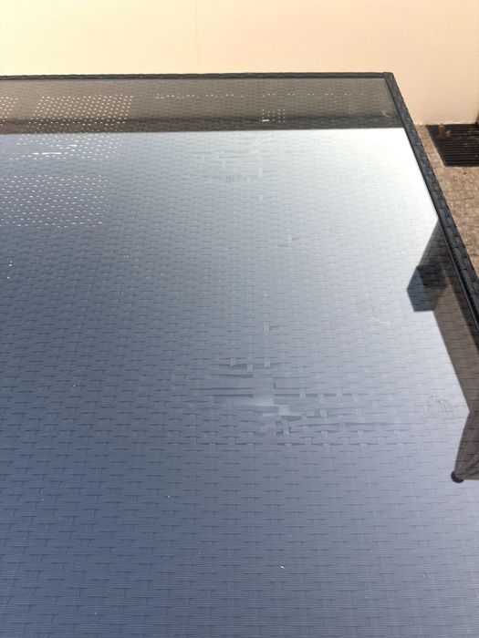 Mesa Exterior com Cadeiras e Bancos