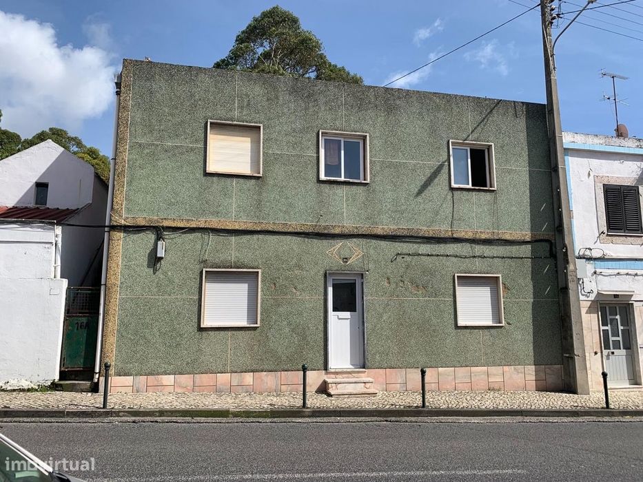 Prédio em Frielas Loures com 2 apartamentos de tipologia T2.