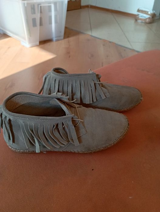 Damskie mokasyny z frędzlami