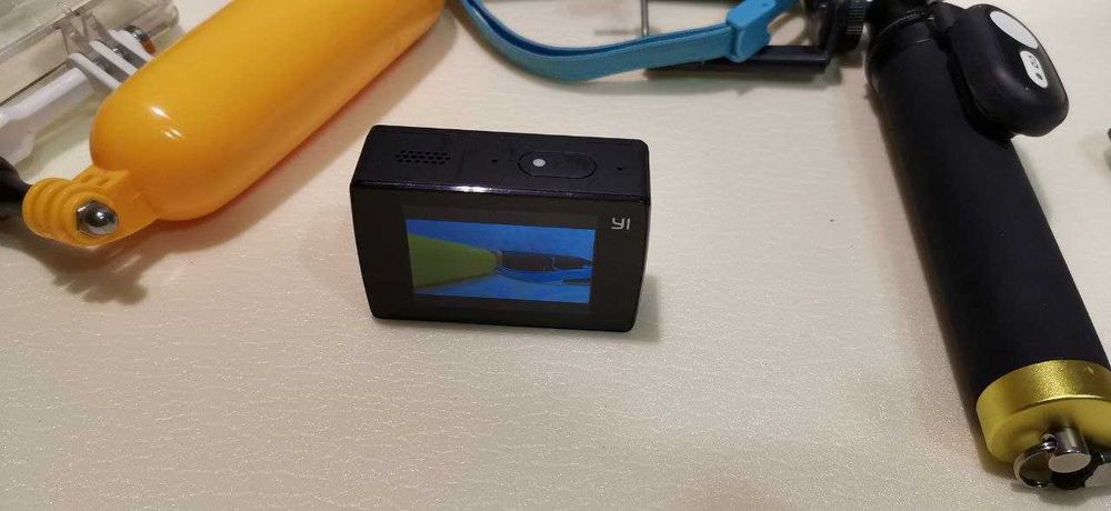 Экшн камера Xiaomi Yi Lite + аквабокс + Bluetooth-монопод + 2 поплавка