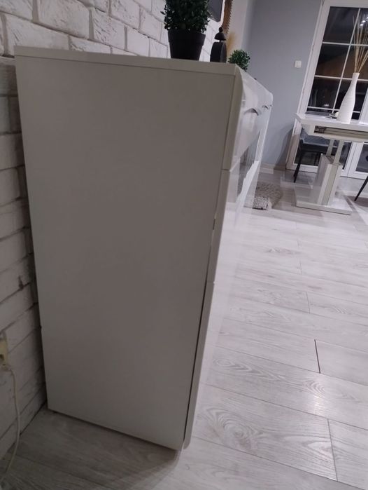 Biała komoda połysk podświetlenie