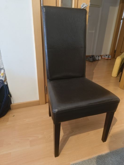 Conjunto de seis cadeiras de mesa de jantar em madeira maciça com assento em pele  wengue