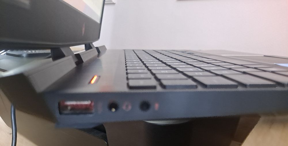 Laptop HP OMEN 15 144Hz i5-9300H, GTX 1650,  8GB RAM,  256GB SSD+1TB HDD