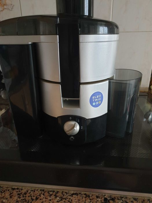 Maquina de fazer sumos Electric foi usada uma vez.