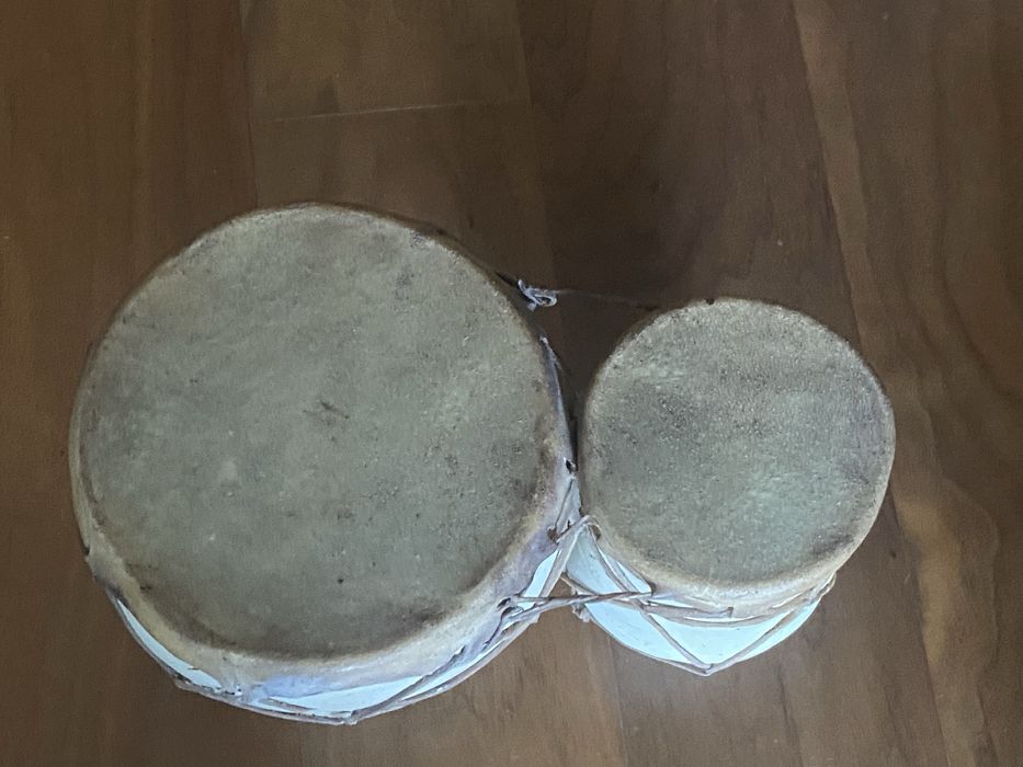 Jambés africanos em pele e ceramica (conjunto de dois)