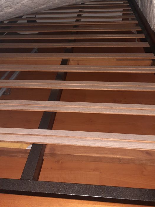 Quarto completo, cama casal  mesas cabeira e cómoda