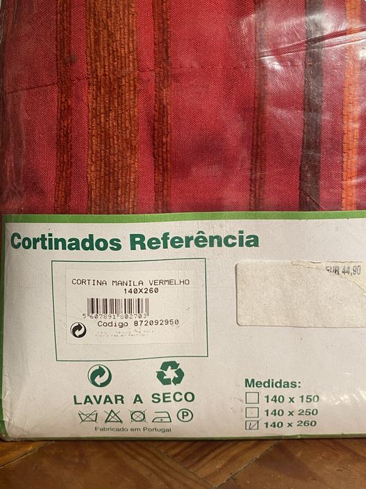 2 cortinados vermelhos
