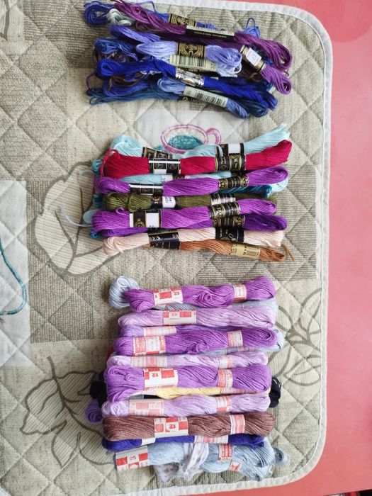 Нитки мулине разные.