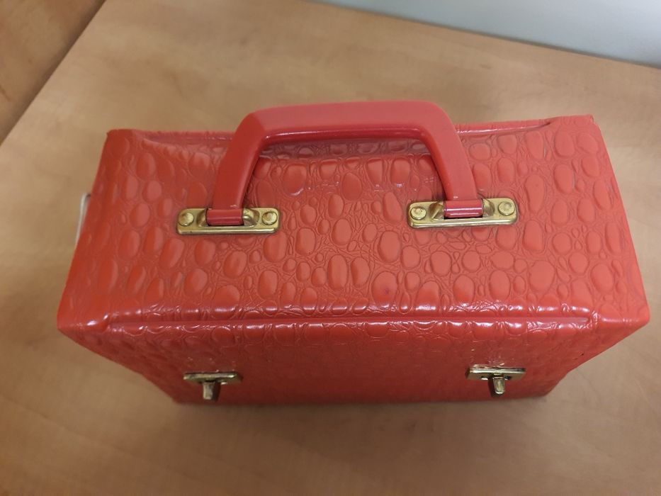 Czerwony kuferek na kosmetyki