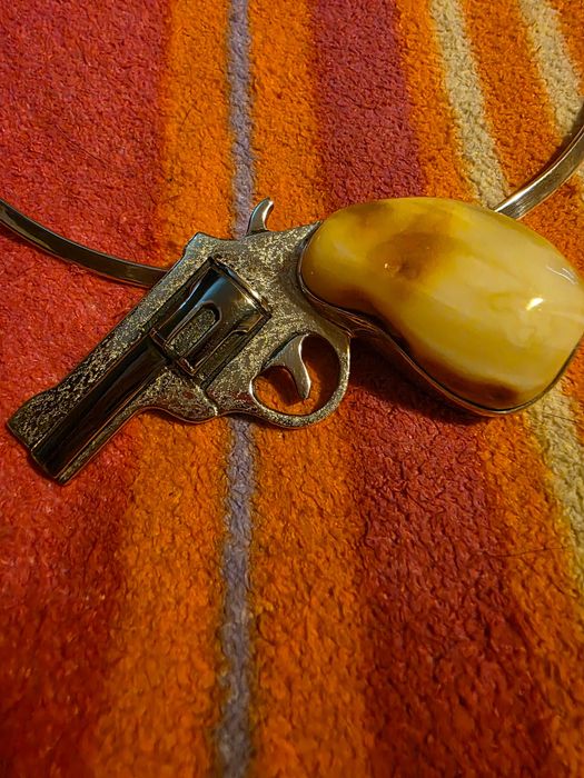 Zawieszka rewolwer bursztynowy z obrożą srebrną