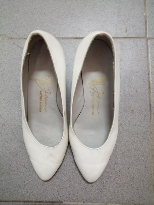 Vestido e sapatos de noiva