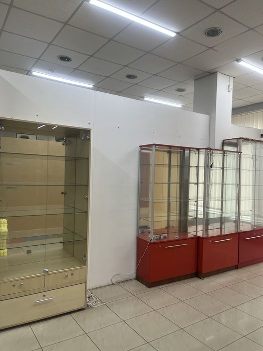 СРОЧНО! ЦІНА ДОГОВОРНА!Продам вітрини, стіл, стойку-краб, виносна реклама.