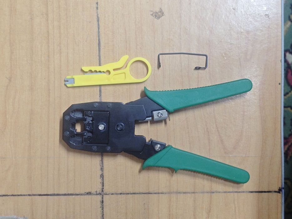 Alicate de cravar terminais RJ45 e RJ11