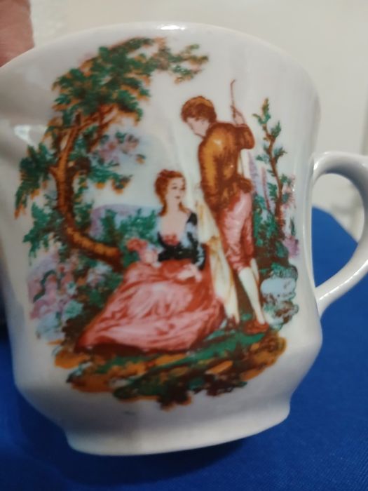 Чашки фарфоровиє