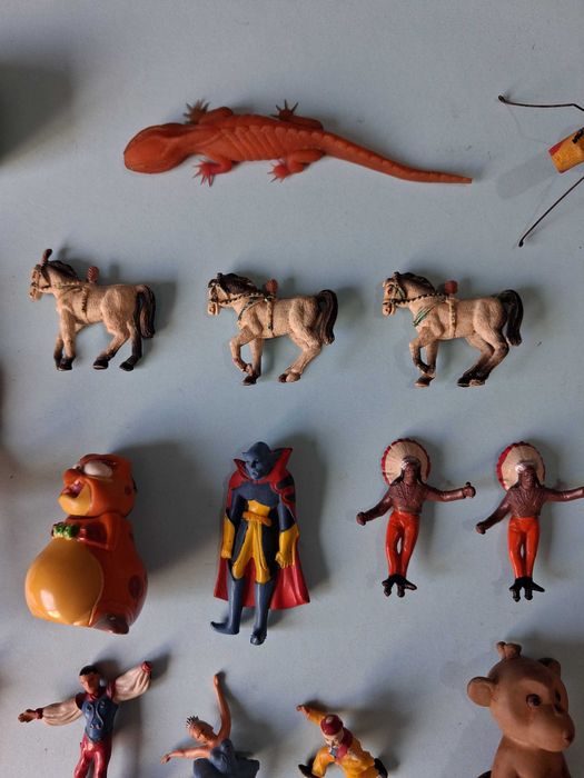 27 bonecos de diversas coleções. Ver fotos. O preço é do lote.