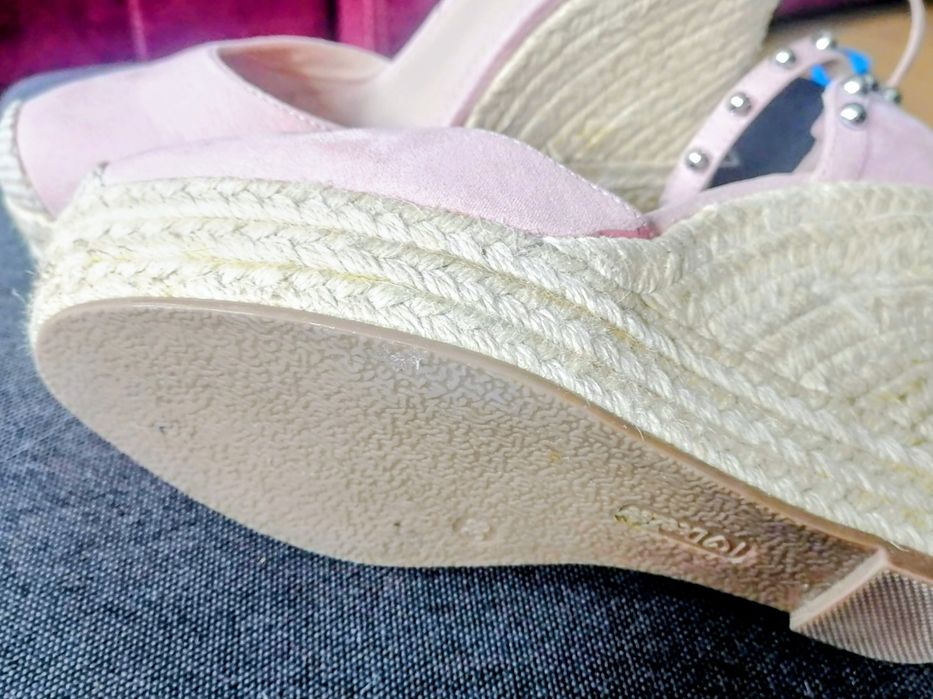 Sprzedam piękne i bardzo wygodne sandały na koturnie marki DeeZee