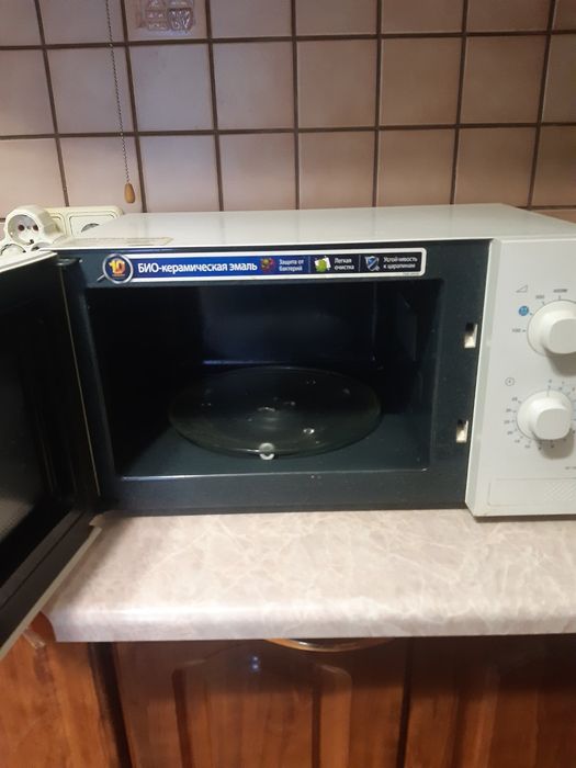 Стиральная машинка, холодильник, телевізор, стол